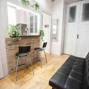 N40 By Small Apartman